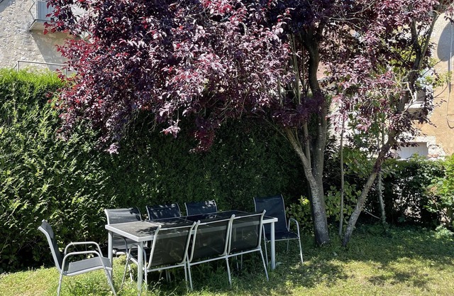 Escape to a cottage in the heart of the Golden Triangle!
