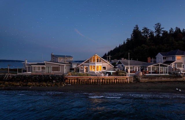 Escape to Serenity: Charming Beach Cottage Retreat on Whidbey Island Awaits!