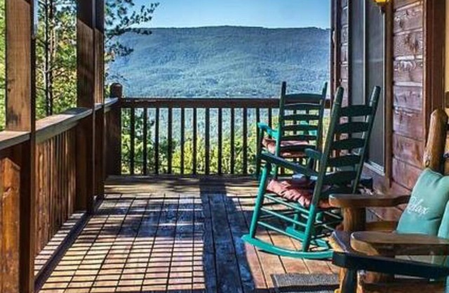 Escape to Serenity: Cozy Mountain Cabin with Mountain View/Pet Friendly