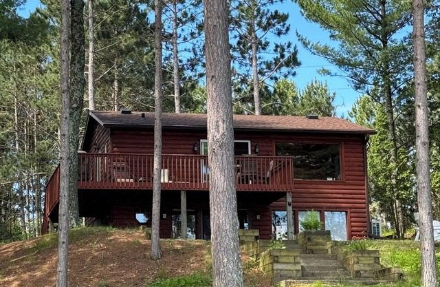 Escape to the Lake - Rustic 3-bedroom log-sided cabin nestled amongst the pines