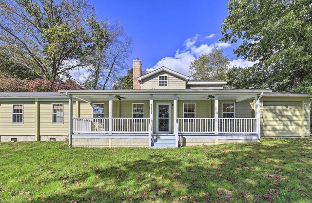 Escape to this charming home in the Dehaven Park area of Claytor Lake