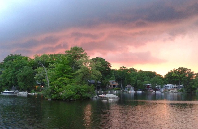 Escape to your own private cove! Year round enjoyment at this lakefront cottage!