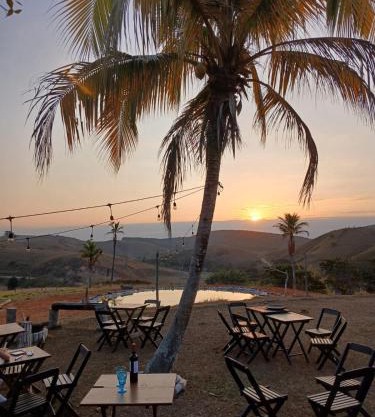Espaço fazendinha por do Sol da piscina