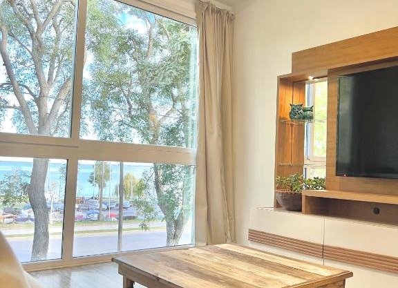 Espectacular departamento sobre la laguna para parejas