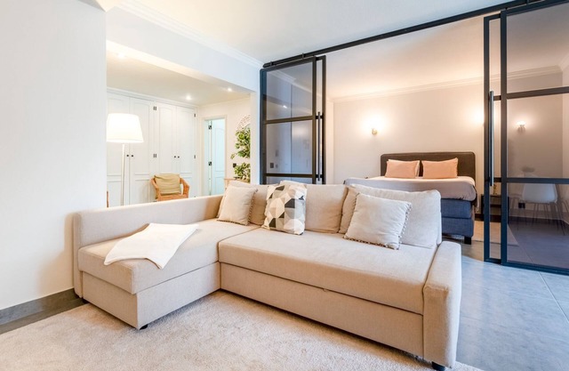 Estúdio Moderno c/Varanda - Salgados by Lovelystay