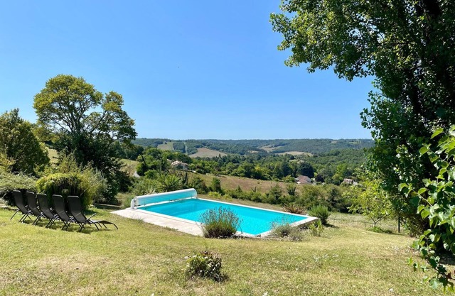 Estate in the heart of the Périgord Blanc with swimming pool and large wooded park.