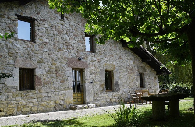 Etxetxobarri, independent farmhouse with views of the Anboto ridge.