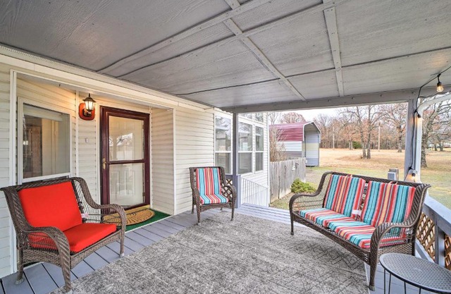 Eufaula Escape with Deck - Steps to Lake!