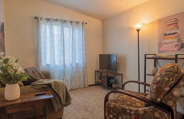 Eugene Getaway Cozy 2BR Suite Close to Autzen & Dining