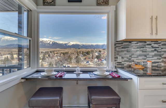 Eureka Getaway w/Hot Tub & Mountain Views!