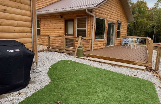 Eureka Springs, AR. Cozy log cabin studio, sleeps 2-4.Lake view- 15 min to town