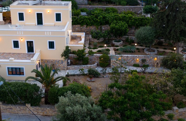 Eutopia, Seaside Heaven. 2BR house with a magnificent garden near the beach.