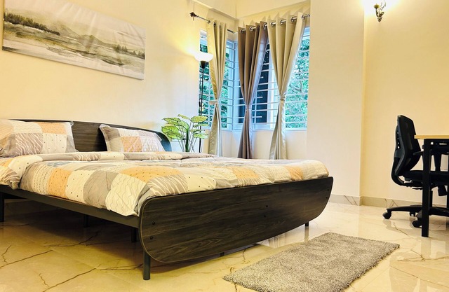 Evara Kondapur Retreat: Lux 3BR Fully Equipped Apt
