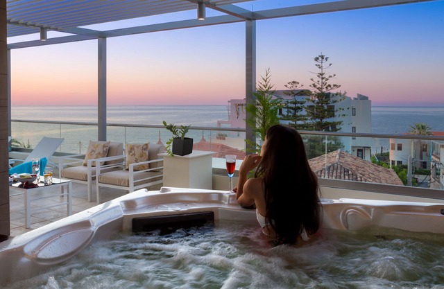 Evelyn's House: outdoor heated Jacuzzi, Views, cozy Fireplace & 500Mbps WiFi