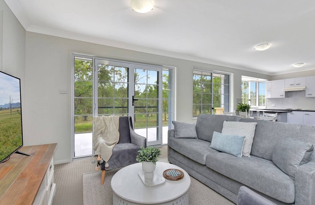 Evergreen Lodge Winery Retreat . Sleeps 8 Guests and 8 minutes to Wineries
