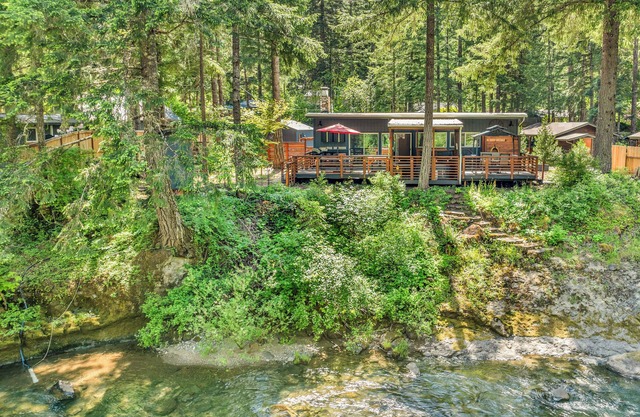 Every Season Couples Retreat! River Front Cabin with Hot tub and outdoor Shower