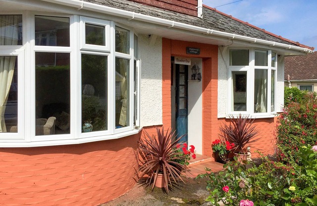 EWENNY COTTAGE, pet friendly, with open fire in Bridgend