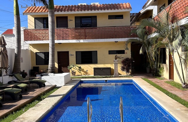 Excellent location, pool, quiet,1 block to supermarket, 2 blocks to the ocean.