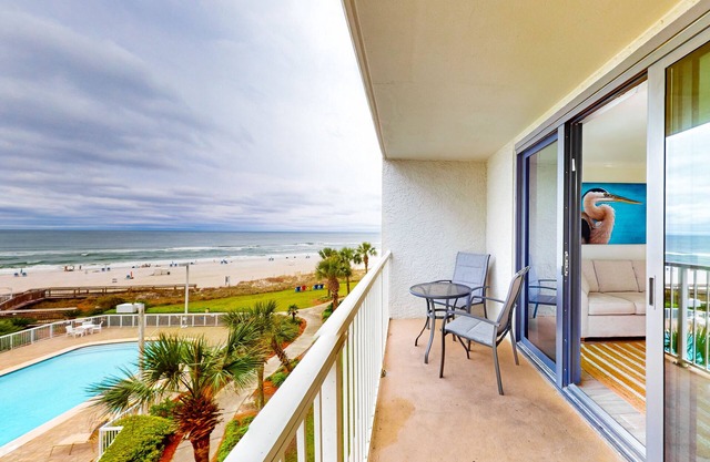 Excellent resort suite in beachfront location with WiFi, pool & elevator