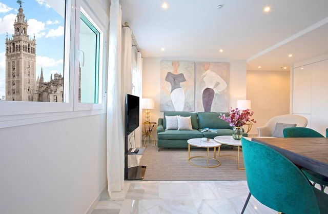 Exceptional 2 bd apartment facing the Cathedral. Constitución I