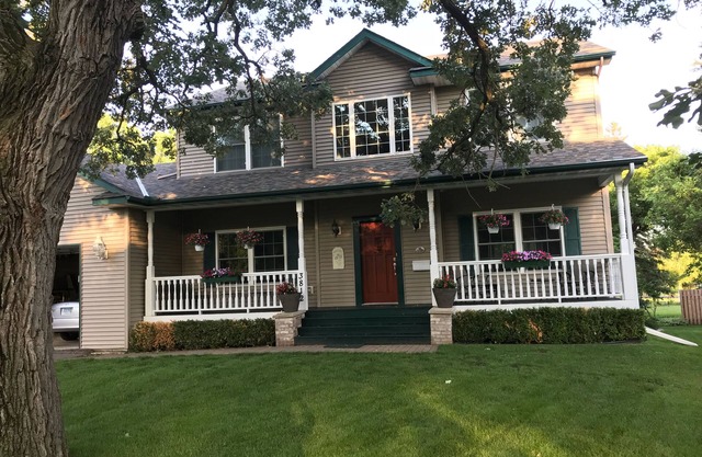 Exceptional 4bed/4bath home, granite and natural stone. Convenient location.