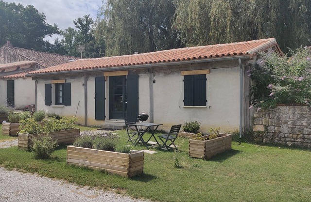 Exceptional bungalow, spacious, shared pool, for long stays