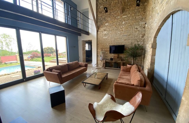 Exceptional 300 m2 house with independent 65 m2 gîte