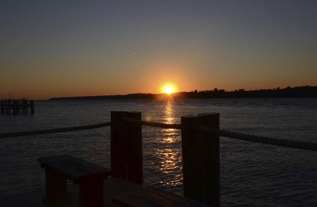 Exceptional River Front Family Retreat! - Dock, Private Beach & Bungalows