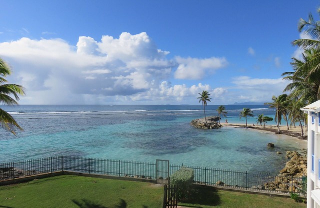 Exceptional view T3 direct access to beach bourg Ste Anne All on foot!