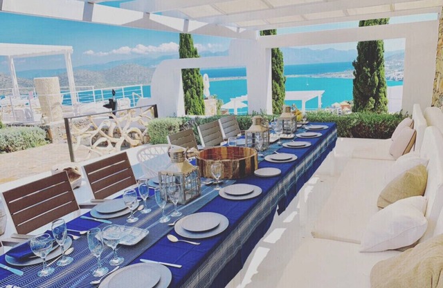 EXCEPTIONAL VILLA FACING THE SEA: VILLA INFINITY