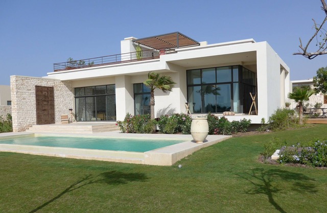 Exceptional villa of 400m2 with private heated pool and its domestic employee