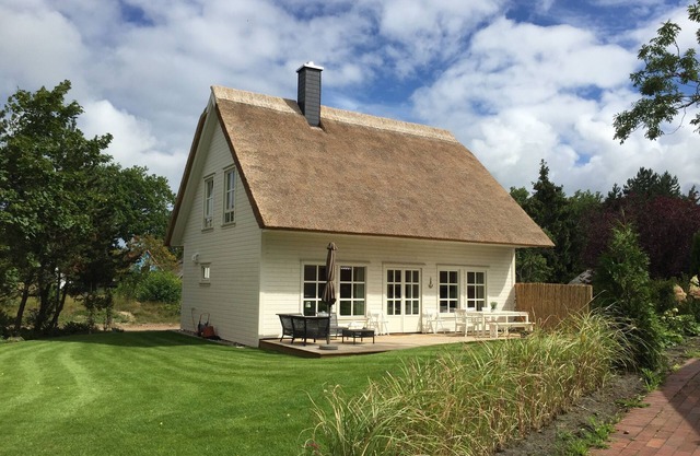 Excl. Cottage with fireplace, sauna, large terrace, garden, WiFi, beach chair