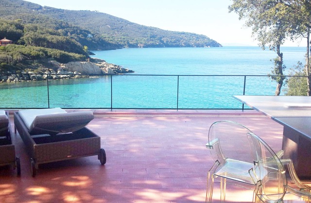 Exclusive paradise 20 meters from the sea, villa with two large independent suites