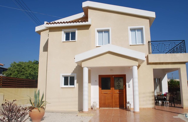 Exclusive Quiet Villa in Residential area of Peyia with Private Pool & Sea Views