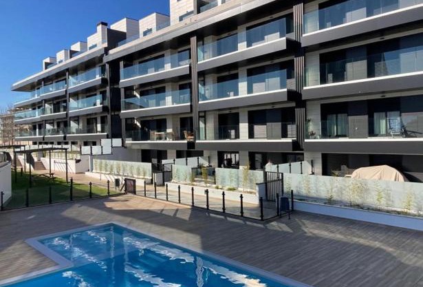 EXCLUSIVO APARTAMENTO con PISCINA, AMPLIA TERRAZA y GARAJE en PORTONOVO