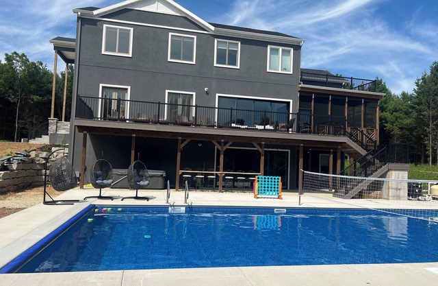 Exec Retreat 6 King/1 Queen/2.5 Bath. Huge Pool; 13 acres