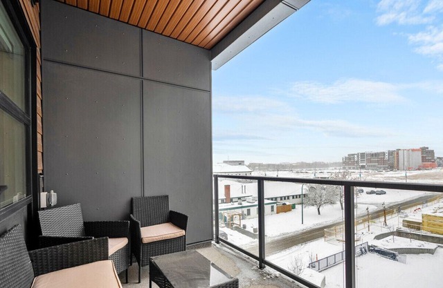 Executive 2BR Suite near MRU & Downtown/w Parking
