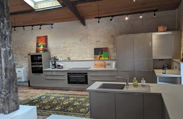 Executive gîte, three ensuite bedrooms, sleeps 8, 330 m2, air-conditioned