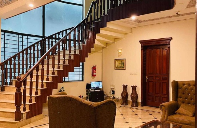 Executive Galaxy House located near the city center. 5 minutes to the park!