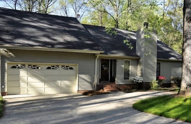 Executive home minutes to downtown Greenville, GHS, Swamp Rabbit Trail Sleeps 10