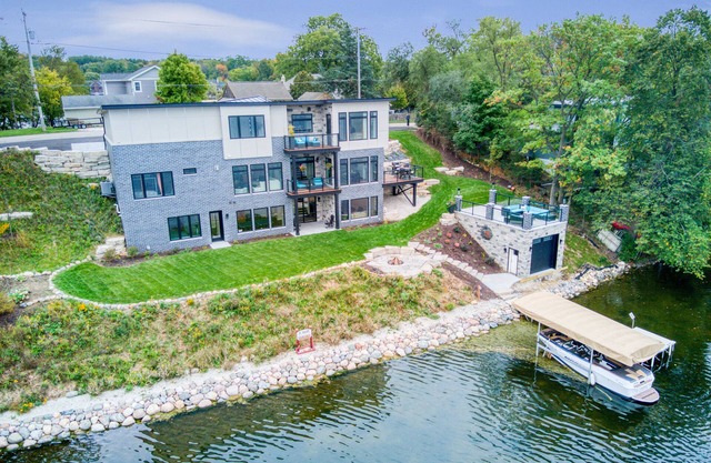Executive Lake House and Golf Retreat overlooking the main lake