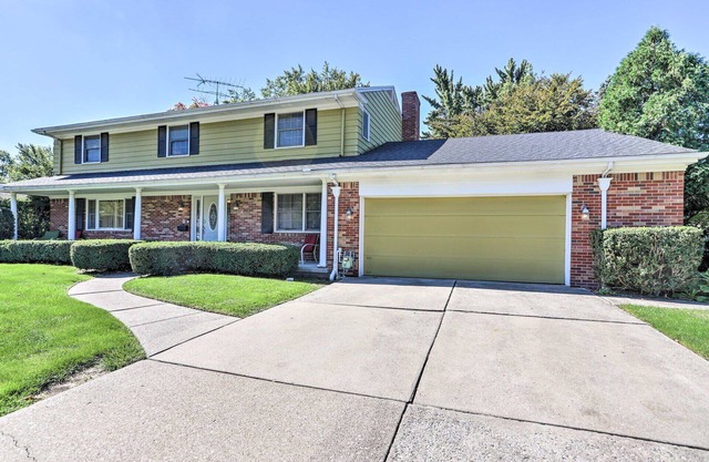Executive Living: Toledo Golf Home w/Gym, Court
