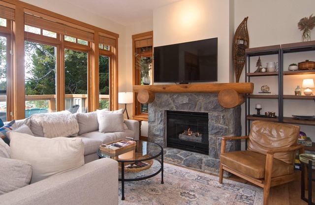 Executive Peaceful mountain retreat! SKI IN/SKI OUT. Mountain Views! Double garage 2 level home