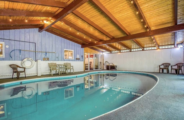 Expansive lodge| 9 Br | Indoor Pool | Sauna | Game Room | 3 Bath