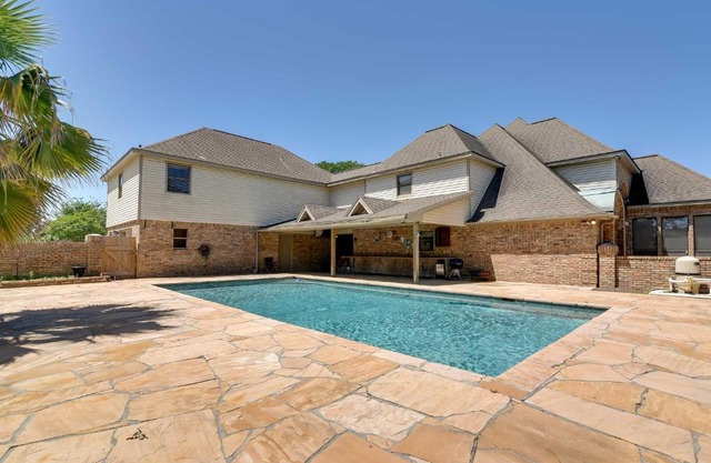 Expansive Texas City Retreat about 16 Mi to Galveston!