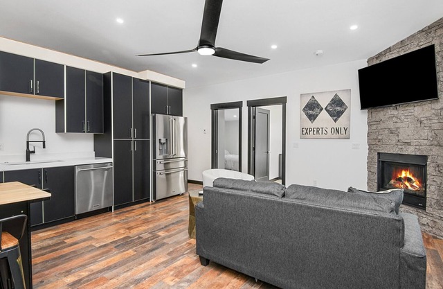 Experience Comfort in the Heart of the Vail Valley: Modern 2-Bedroom Sleeps 6