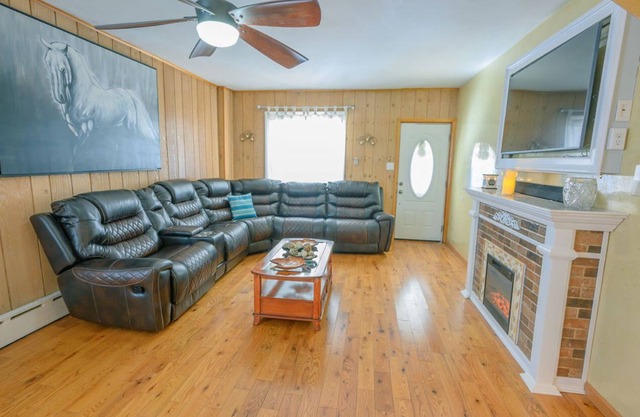 Experience comfort near entertainment! 5-min drive to Santander Arena