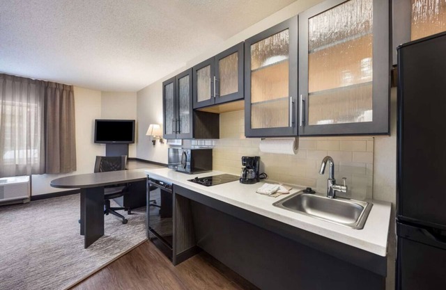 Experience Downtown Glendale in Comfort & Style! Fully-equipped kitchen!