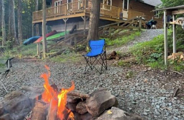 Experience Lakefront bliss! 3 bedroom chalet near Elk Mountain Ski Area.