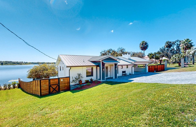 Experience Luxury and Charm at Our Lakefront Vacation Rental in Mount Dora, FL!